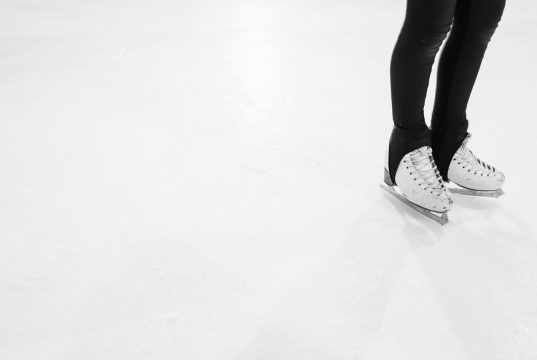 Łyżwy figurowe vs łyżwy rekreacyjne – czym się różnią i które wybrać?